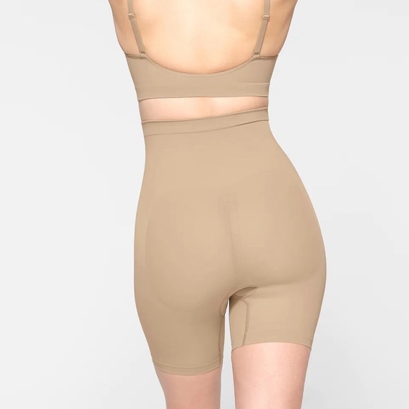 🛍️NWOT Skims Medium Mica/Tan Mid Thigh Seamless Shorts - Picture 3 of 3